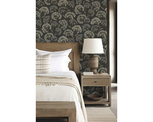 Schlafzimmer mit Bett, Nachttisch und floral gemusterter Tapete