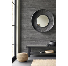 Dekoratives Zimmer mit Holzpaneelwand, Spiegel, Bank und gewebtem Hocker.