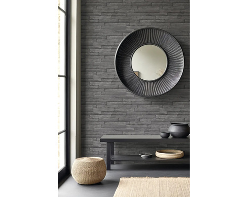 Dekoratives Zimmer mit Holzpaneelwand, Spiegel, Bank und gewebtem Hocker.