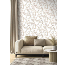 Wohnzimmer mit floral gemusterter Tapete, Sofa, Teppich und Vorhang.