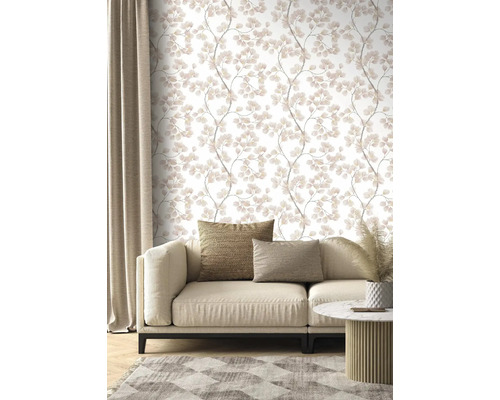 Wohnzimmer mit floral gemusterter Tapete, Sofa, Teppich und Vorhang.