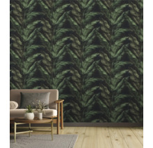 Salon avec canapé et papier peint à feuilles vertes