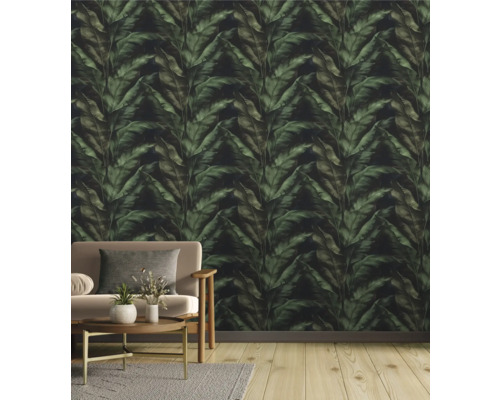 Salon avec canapé et papier peint à feuilles vertes