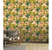 Salon avec canapé et papier peint à motifs floraux