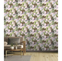 Salon avec papier peint à motifs de léopards et de plantes