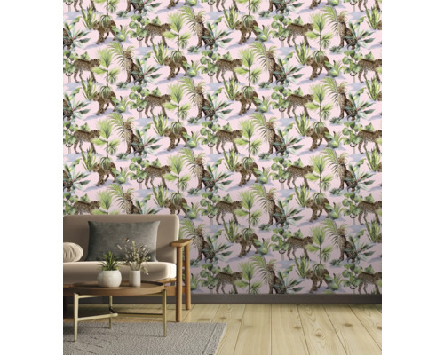 Salon avec papier peint à motifs de léopards et de plantes