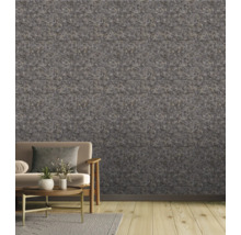 Salon avec mur en pierre grise et plancher en bois clair