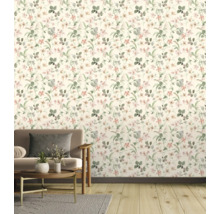 Salon avec papier peint beige à motifs floraux
