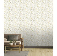 Aménagement mural avec papier peint à fleurs et coin salon