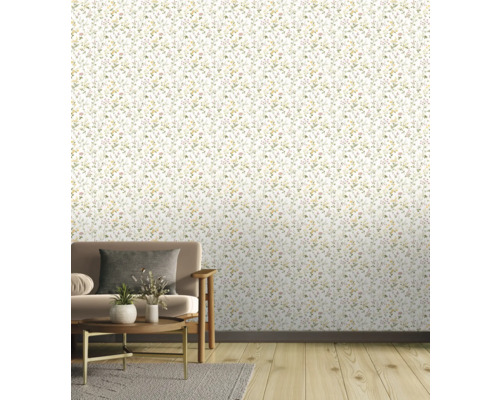 Aménagement mural avec papier peint à fleurs et coin salon