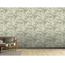 Mur décoratif avec papier peint à feuilles tropicales dans un salon.