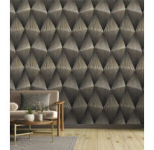 Salon avec papier peint géométrique tridimensionnel et canapé