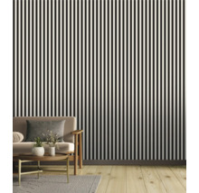 Salon avec papier peint rayé, canapé et table