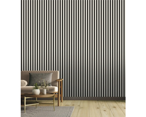 Salon avec papier peint rayé, canapé et table