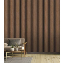 Salon avec panneaux acoustiques au mur, canapé, table et tapis.