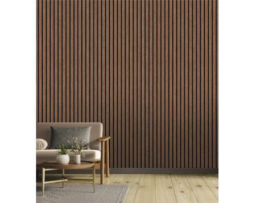 Salon avec panneaux acoustiques au mur, canapé, table et tapis.