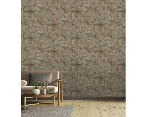 Salon avec papier peint à motifs et canapé beige