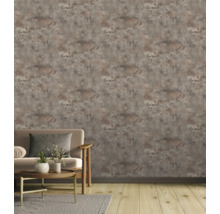 Salon avec papier peint structuré, canapé, table et tapis