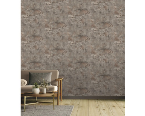 Salon avec papier peint structuré, canapé, table et tapis