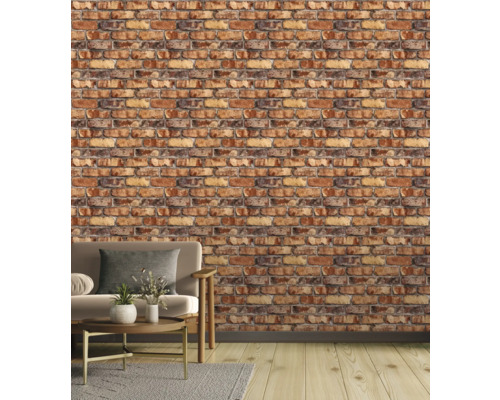 Aménagement d''un salon avec papier peint en briques, canapé, table et plancher en bois