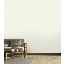 Salon avec canapé, table, tapis et un mur tapissé.