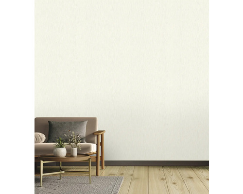 Salon avec canapé, table, tapis et un mur tapissé.