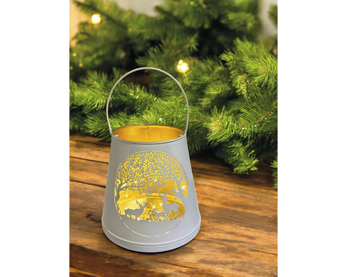 Lanterne décorative avec motif de cerf et arbre sur une table en bois