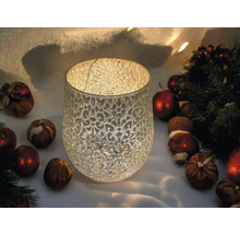 Lanterne décorative en verre avec ornements, entourée de boules et de noix