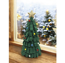 Sapin de Noël décoratif avec étoile sur une table en bois devant une fenêtre