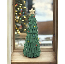 Sapin de Noël décoratif en feutre avec une étoile au sommet et de petites boules sur un rebord de fenêtre.