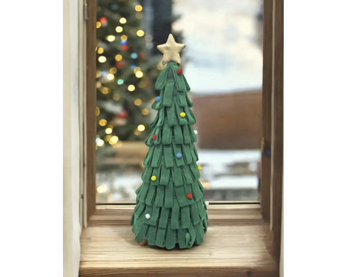 Dekorativer Weihnachtsbaum aus Filz mit Sternspitze und kleinen Kugeln steht auf einer Fensterbank.