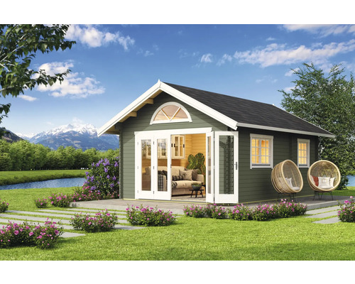 Abri de jardin Outdoor Life Caroline 2.3 avec plancher 489,9 x 675 cm gris-vert Abri de jardin avec porte double et deux fauteuils en rotin dans le jardin