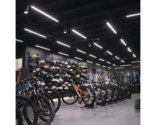 Innenaufnahme eines Fahrradgeschäfts mit ausgestellten Fahrrädern und Helmen
