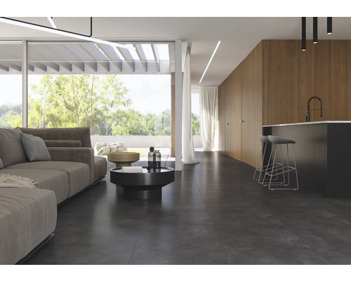 Salon lumineux avec canapé, table basse, tabourets de bar et grandes fenêtres