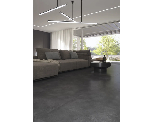 Salon avec canapé, table basse et suspensions