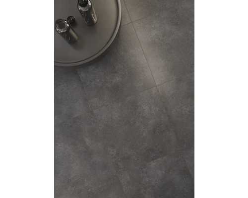 Carrelage de sol en grès cérame avec table