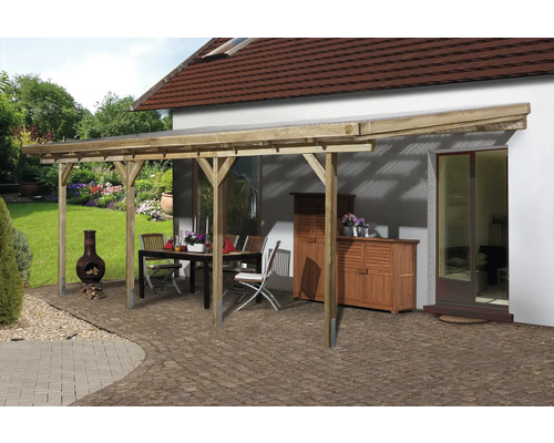 Carport en bois avec terrasse et mobilier de jardin devant une maison