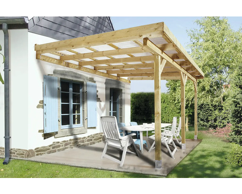 Terrassenüberdachung aus Holz mit Gartenmöbeln auf einer Terrasse