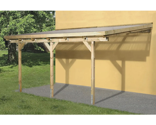 Angebauter Holzunterstand mit durchsichtigem Dach an einer Hauswand