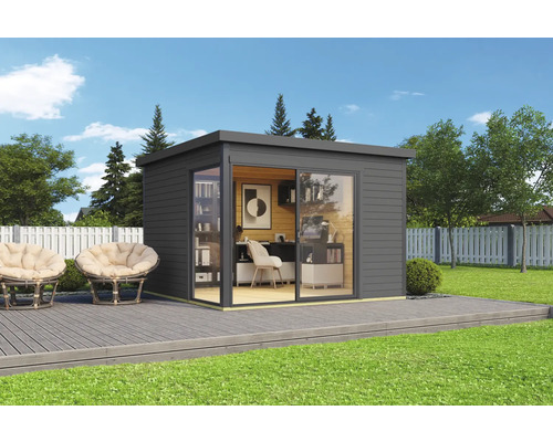 Abri de jardin moderne avec porte coulissante et deux fauteuils sur une terrasse en bois.