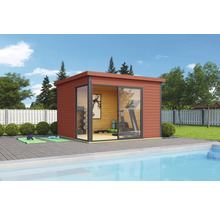 Pool house moderne avec porte coulissante et appareils de fitness à côté d'une piscine.