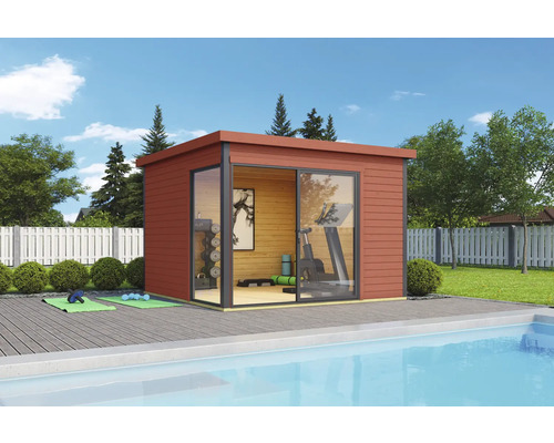Pool house moderne avec porte coulissante et appareils de fitness à côté d'une piscine.