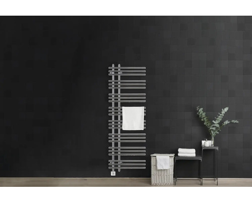 Salle de bain moderne avec sèche-serviettes et éléments décoratifs