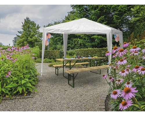 Scène de jardin avec pavillon, ensemble table de bière et parterres de fleurs sur sol gravillonné