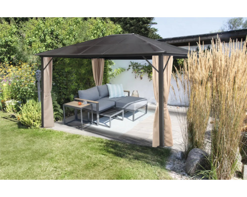 Scène de jardin avec pavillon, mobilier de salon et rideaux