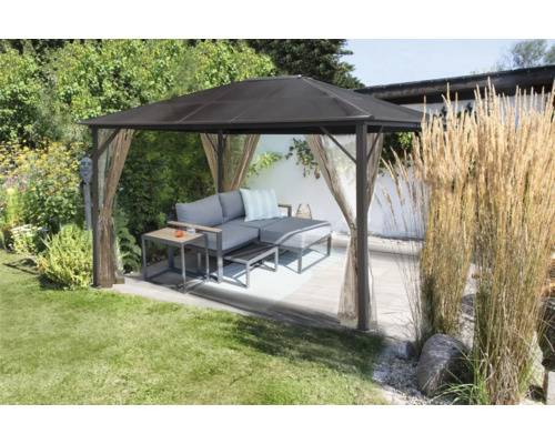 Tonnelle de jardin avec rideaux et mobilier de salon de jardin