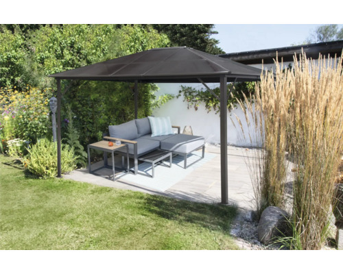 Pavillon de jardin avec mobilier de salon sur une terrasse dans le jardin