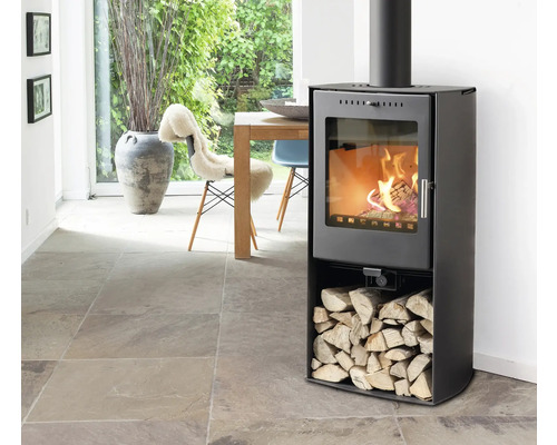 Poêle à bois avec compartiment à bûches dans un espace de vie