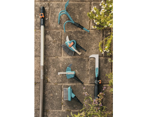 Gartengeräteaufsätze mit Stiel auf Steinplatten