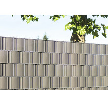 Clôture de protection visuelle en métal et plastique dans le jardin
